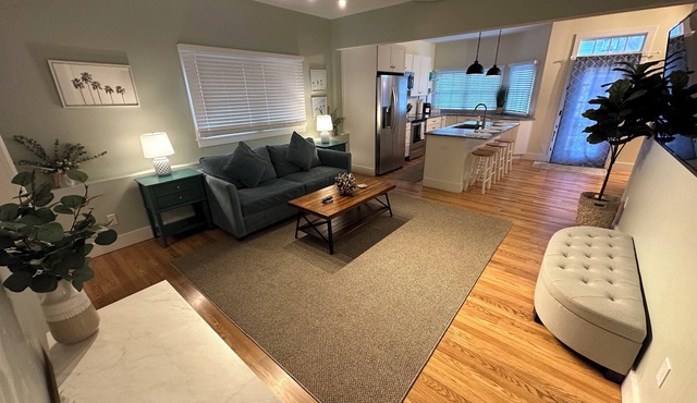 Recently Renovated 2 Bed 1 Bath (Dog Friendly) Apartment in the Broadway Neighborhood