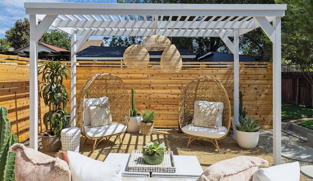 Recently Renovated 2br Home: Style, Comfort & Convenience! Parking Included!