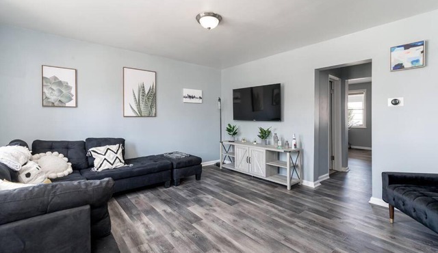 Recently renovated 3BR home near Heritage Park!