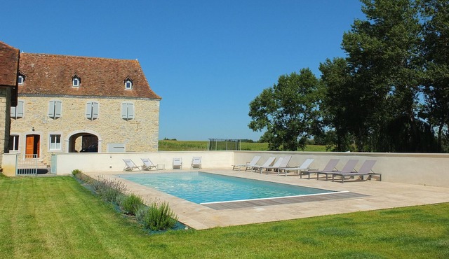 Recently renovated Bearnaise Farmhouse with heated pool and views of the Pyren