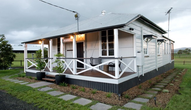 Recently renovated cottage, enjoy a bath with a view