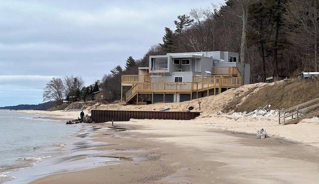 Recently renovated fabulous 6-bedroom house in Montague, right on Lake Michigan.