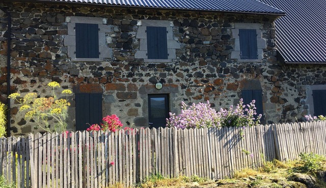 Recently renovated gîte for six people in the Puy Mary valley