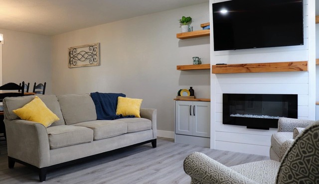 Recently Renovated, great location, close to freeway, lakes, slopes, and more.