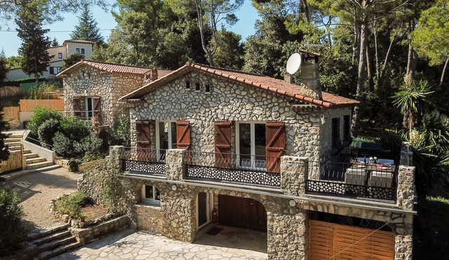 Recently renovated ! Luxury Villa Rental in the South of France for 10