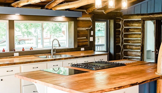 Recently renovated mountaintop cabin!