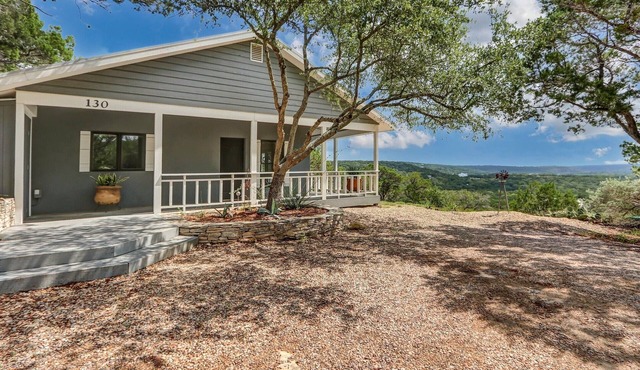 Recently Renovated, Secluded Spot for a romantic rendezvous! Hot Tub, Fire pit