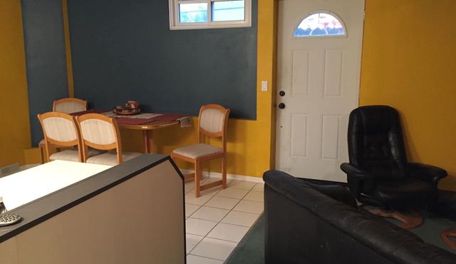 Recently Renovated Spacious 2 Bedroom Pet-Friendly Suite