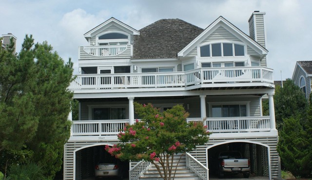 Recently Renovated, Spectacular/Luxurious,Pool,Steps to Private Beach,Sleeps 18,