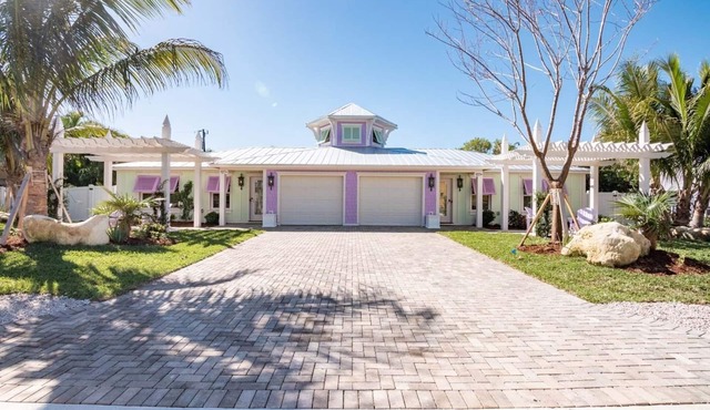 Recently Renovated Luxury Ground Floor Island Home Close to Beach!o Sleeps 4