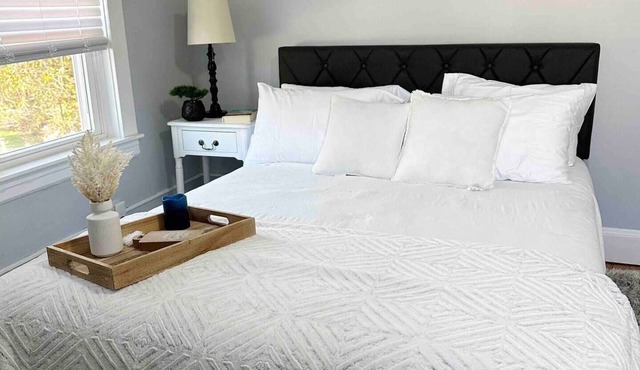 Recently totally renovated duplex located 5 minutes from Downtown Bristol.