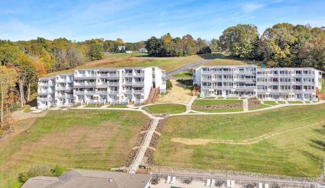 Recently updated 1 BR Condo with stunning lake views - No cleaning or linen fees