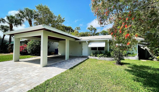 Recently Updated 2/2 Home with Hot Tub, 1 Mile to Beach