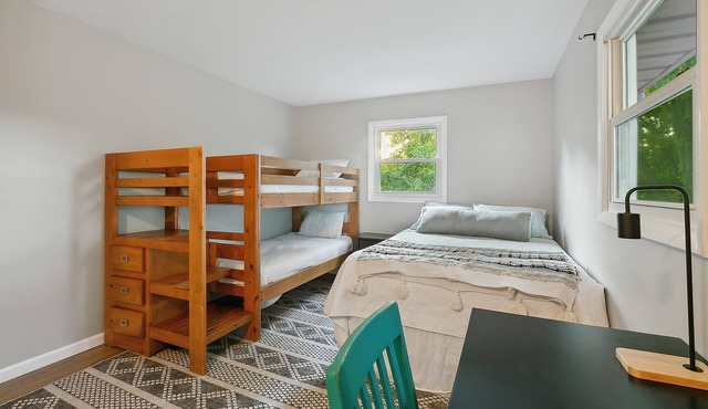 Recently Updated 3 Bedroom House, Fire Pit, Hot Tub, Game Room