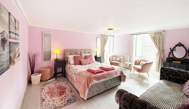 *recently updated* town House - Spacious B listed Georgian Townhouse