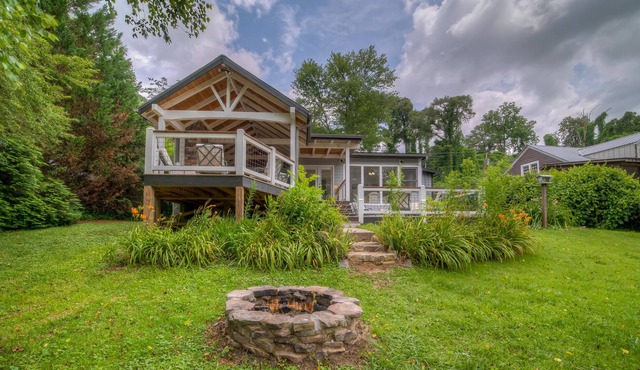 Recently updated home on Toccoa River close to downtown w/Central A/C & WiFi