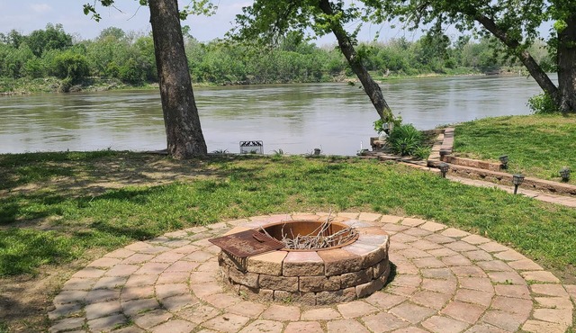 Reconnect with nature at this unforgettable escape. Close to the Missouri river