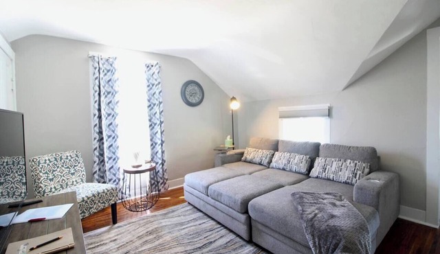 Recovery Loft 1-bedroom apartment in Mansfield with WiFi, AC, Full Kitchen