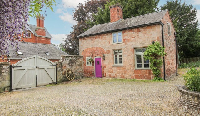 RECTORY COTTAGE, pet friendly, with a garden in West Felton
