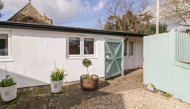 RECTORY COTTAGE, pet friendly, with a garden in Abergavenny