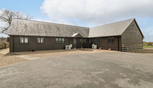 RECTORY FARM LODGE, pet friendly, with a garden in Queen Camel