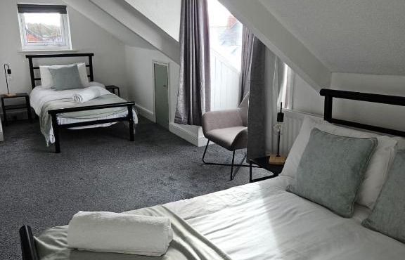 Rectory5 - 5 bedroom 7 beds Parking Perfect for Contractors