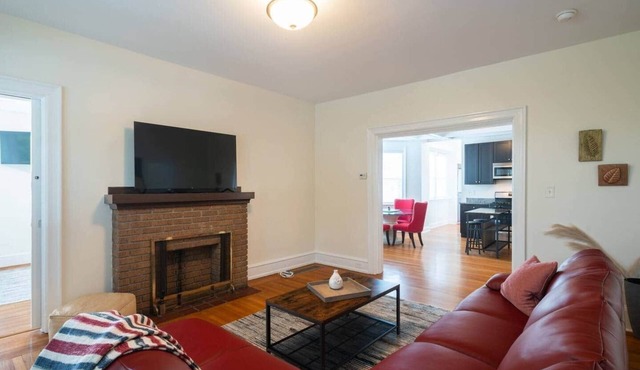“Red” 2-bedrm Apt in Jenkintown w/Free Parking