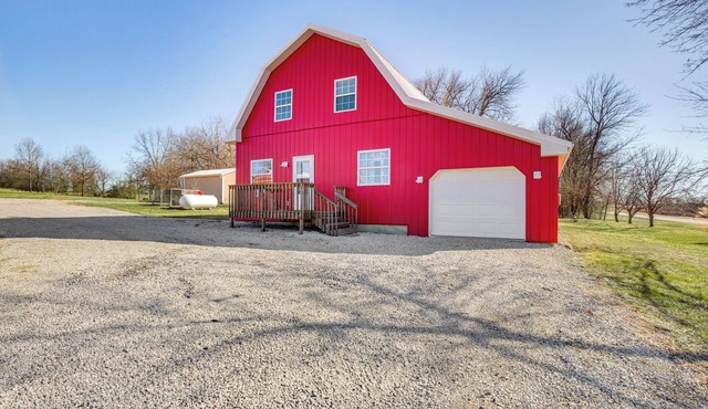 'Red Barn Getaway' Chillicothe Countryside Home
