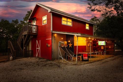 Red Barn Inn Feed Deer and play games & Firepit