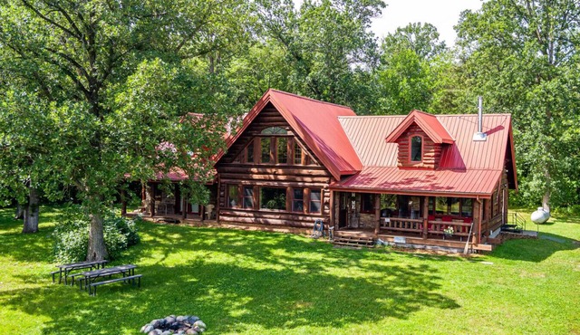 Red Barn Lodge with a Boat slip at Leach Lake