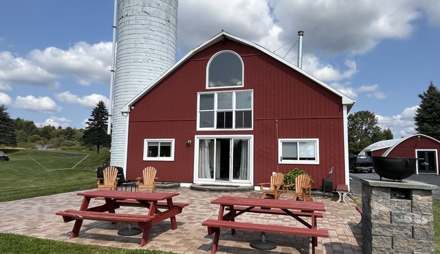 Red Barn Retreat - Renovated Barn w/huge patio near to CDP