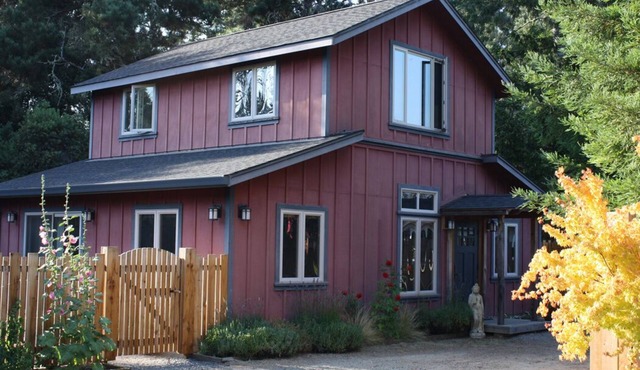 Red Barn Retreat - Romantic and Peaceful Cottage near Popular Hiking Trail