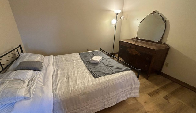 Red Barn Village: Cushy Studio with Bath