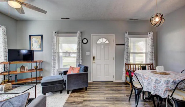 Red Bench Cottage Ideal location near parks, trails, skiing, hiking, biking, shopping extended stays welcome