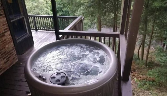 Red Bend cabin overlooking the river with hot tub.