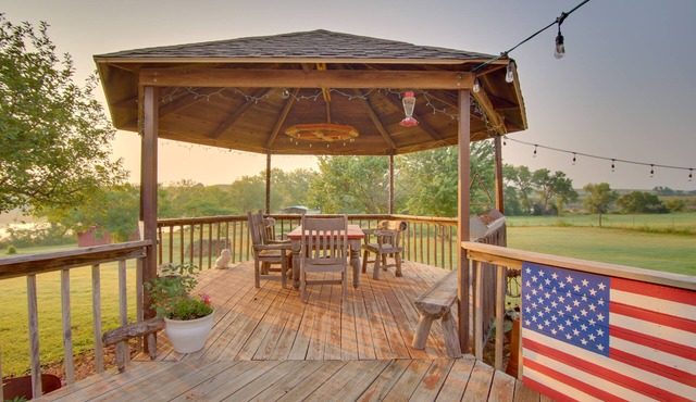 Red Bluff Inn & Retreat w/Entire Ranch on Lake!