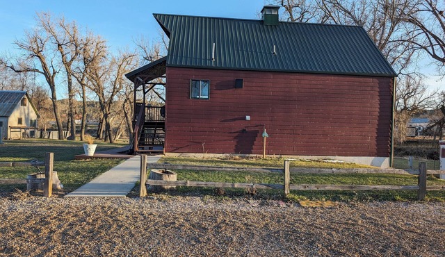 Red Bluffs Lodge Upper Unit, located on the River, minutes from Devils Tower!