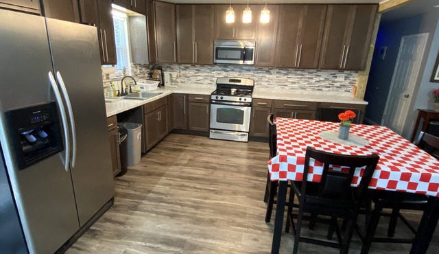Red Brick Country Inn: Cozy, Pet Friendly Country Home!