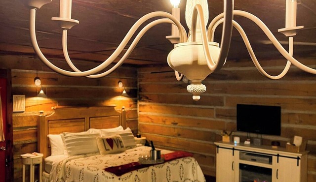 Red Bud Cabin - a beautiful, rustic log cabin