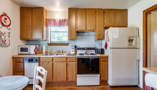 Red Bud Cottage - A peaceful getaway in the country yet close to the city