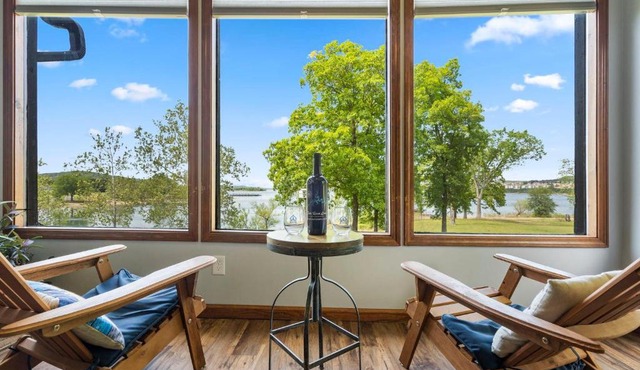 Red Bud Cove Lakefront Farm House on Table Rock Lake