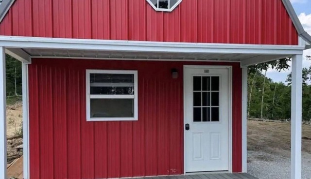 Red cabin close to University of Central Missouri and Whiteman AF Base