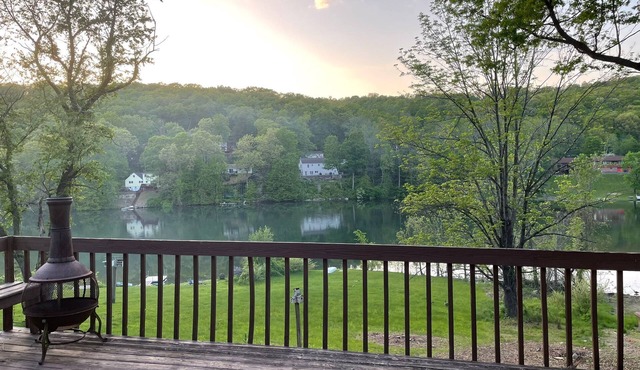 Red Cabin Lake House with Amazing Views!