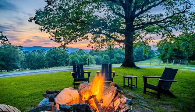 Red Cedar Cabin | Mt view | Fireplace | Hot tub