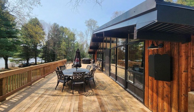 Red Cedar Chalet on Brady Laken(Sauna and hot tub)
