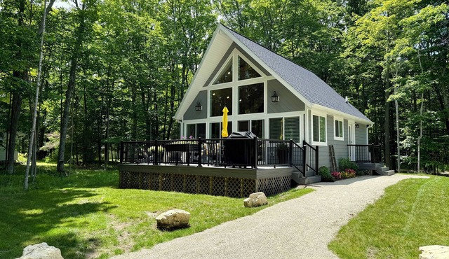 Red Cherry Woods Cottage 🍒 Stylish Baileys Harbor Escape