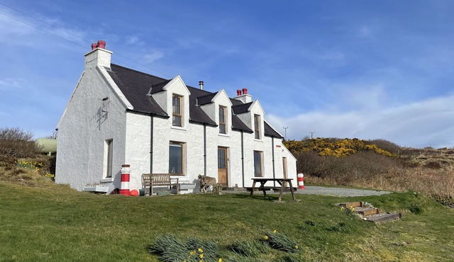 RED CHIMNEYS COTTAGE, family friendly, with open fire in Dunvegan