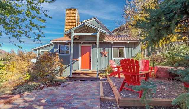 Red Cliff Chalet, Cozy 2BD guesthouse, AC, Close to town, hot springs, skiing