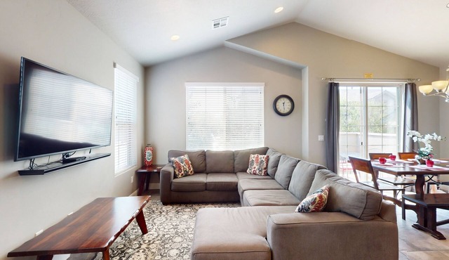 Red Cliffs Townhouse in Washington, outdoor pool + near Zion National Park