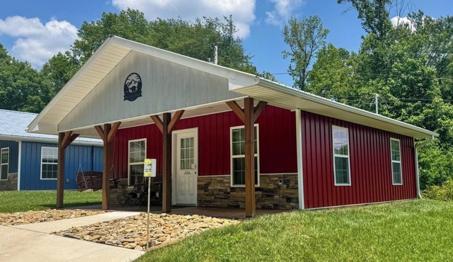 Red Cozy Cottage 1-bedroom cottage in charming Oneida, TN